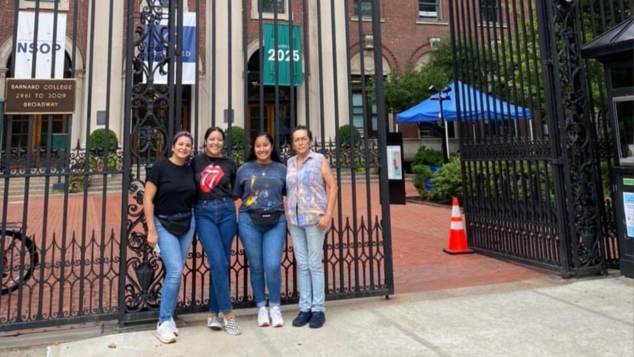 Alondra logró entrar a la universidad 
<a href="https://barnard.edu/" target="_blank"><b>Barnard de Nueva York </b></a> donde espera graduarse en medicina.