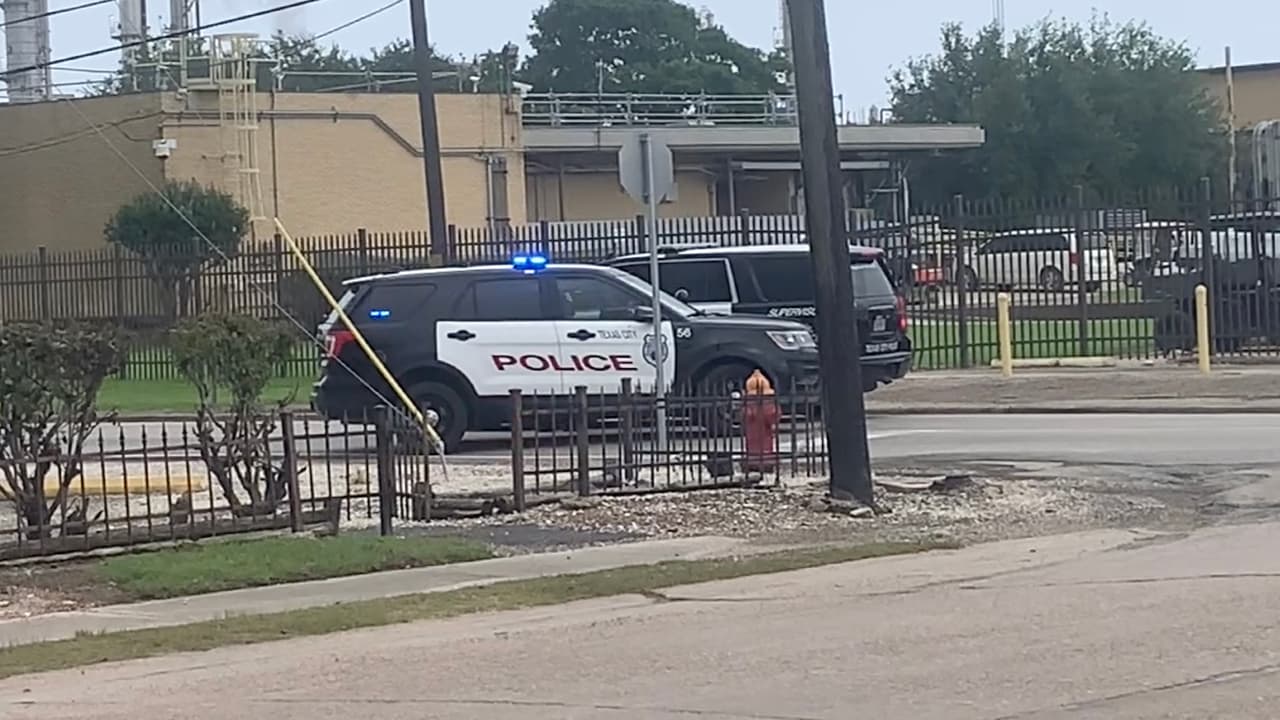 Llevan al hospital a dos trabajadores como precaución tras liberación de químicos en Texas City