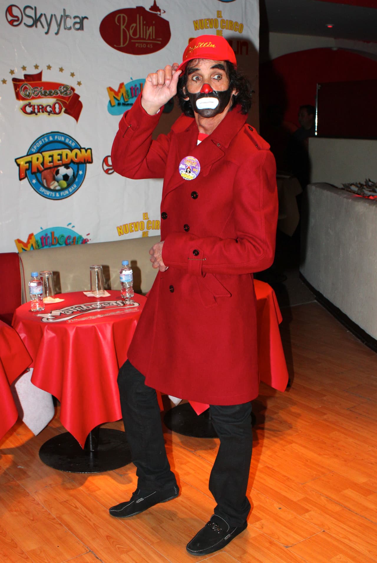 A principios de la década de 1970, recibió una oferta que le cambió la vida. Fue invitado a participar en un show de televisión infantil en el canal 12 de la ciudad de Monterrey. Ese programa salió al aire el 27 de febrero de 1971, fecha en que el mundo conoció a 'Cepillín', y permaneció hasta el 3 de enero de 1977.
<br>