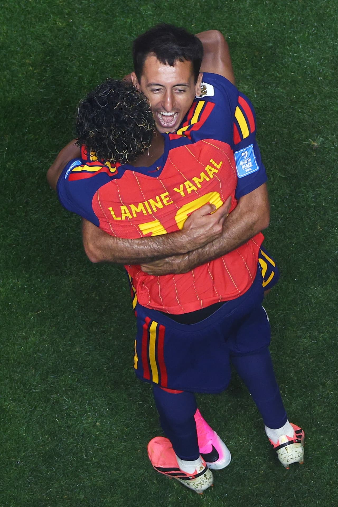 Lamine Yamal y Mikel Oyarzabal festejan el tercer gol del partido.