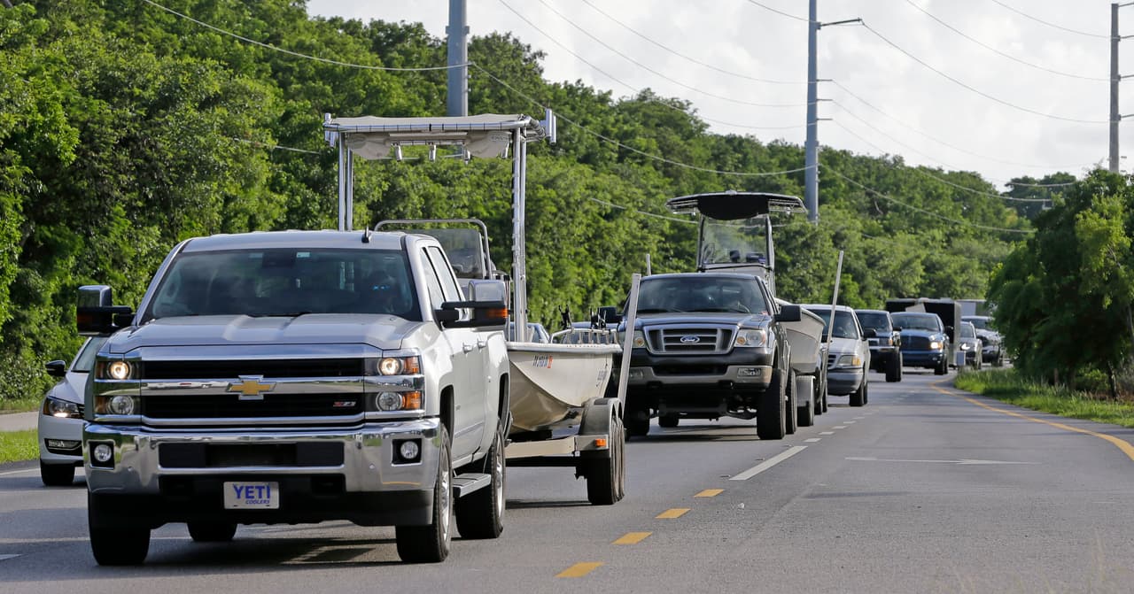Conductores llenan la ruta US 1 en Cayo largo, donde el estado de Florida mandó a evacuar a la población.