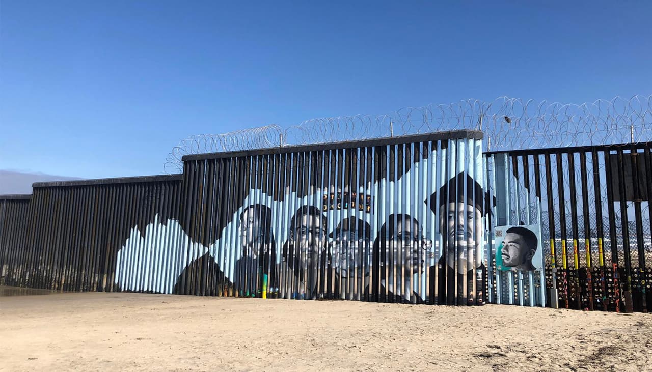 Jóvenes del Valle Central pintan mural en la frontera con Tijuana para humanizar la deportación