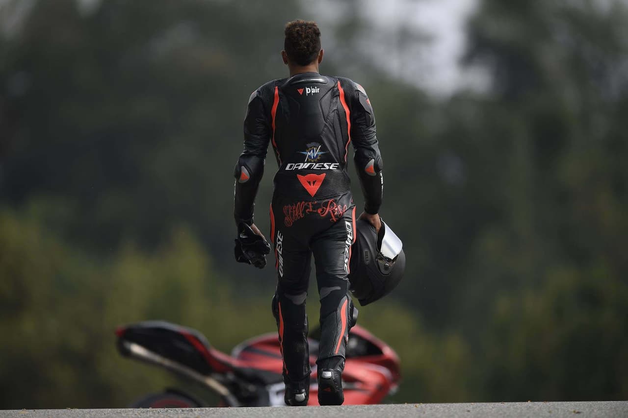 Hace 2 años el campeón mundial de F1 junto a MV Agusta, unieron esfuerzos para desarrollar una motocicleta especial y limitada: La
<b><a href="http://uni.vi/CVW1100Omhq">MV Agusta Brutale Dragster Lewis Hamilton LH44</a></b>.