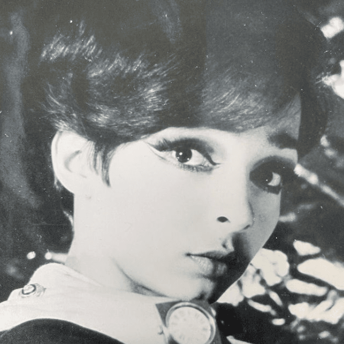 <a href="https://impactolatino.com/entrevista-exclusiva-ana-martin/" target="_blank">En una entrevista</a> contó que sus amigos la convencieron de participar cuando tenía 17 años, llegó a Londres y finalmente la regresaron por su edad, pero al volver a México tuvo su primer protagónico en la película ‘Marcelo y María’.