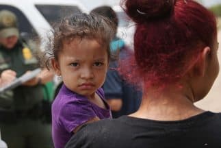 En 2014 la Patrulla Fronteriza detuvo un total de 68,445 unidades familiares (niños migrantes en compañía de un adulto) en la frontera entre Texas y México. La mayoría huyó de sus países a causa de la violencia y pidió asilo.