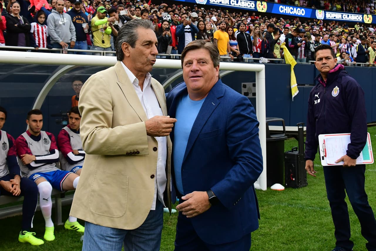 Tomás Boy y Miguel Herrera se saludan previo al encuentro entre Chivas y América.