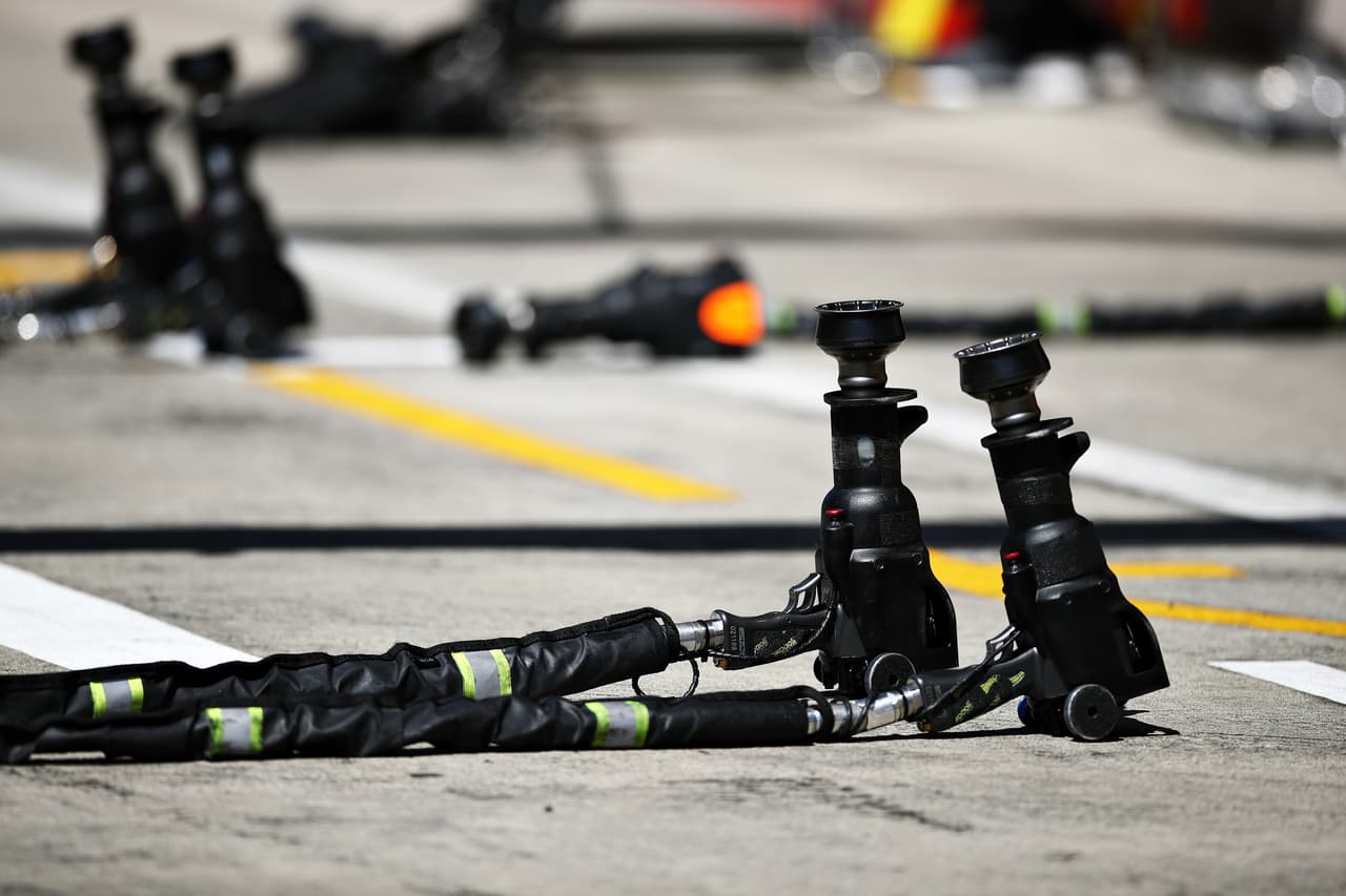 Este viernes los motores se prendieron en el Red Bull Ring, en Spielberg, para dar inicio al Gran Premio de Austria con las primeras dos sesiones libres. Charles Leclerc y Lewis Hamilton fueron los dos más rápidos en una jornada accidentada en la que Max Vertsappen, Valtteri Bottas, Sebastian Vettel, Pierre Gasly, entre otros, tuvieron inconvenientes.