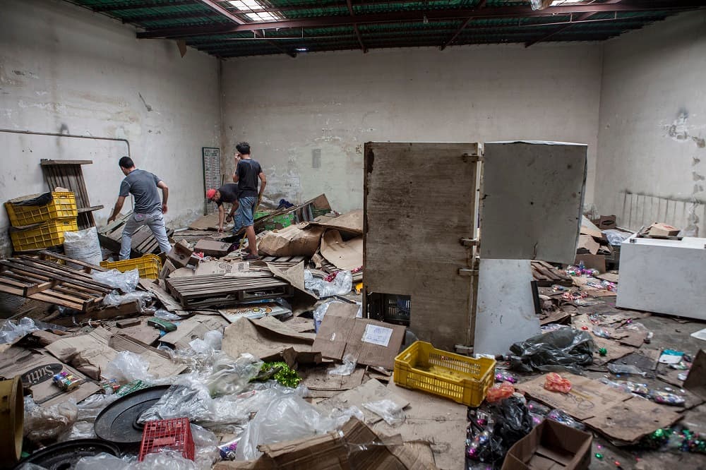 En este comercio, los asaltantes robaron incluso los motores de funcionamiento de las neveras de congelación de alimentos. Así quedó el almacén trasero de este supermercado.