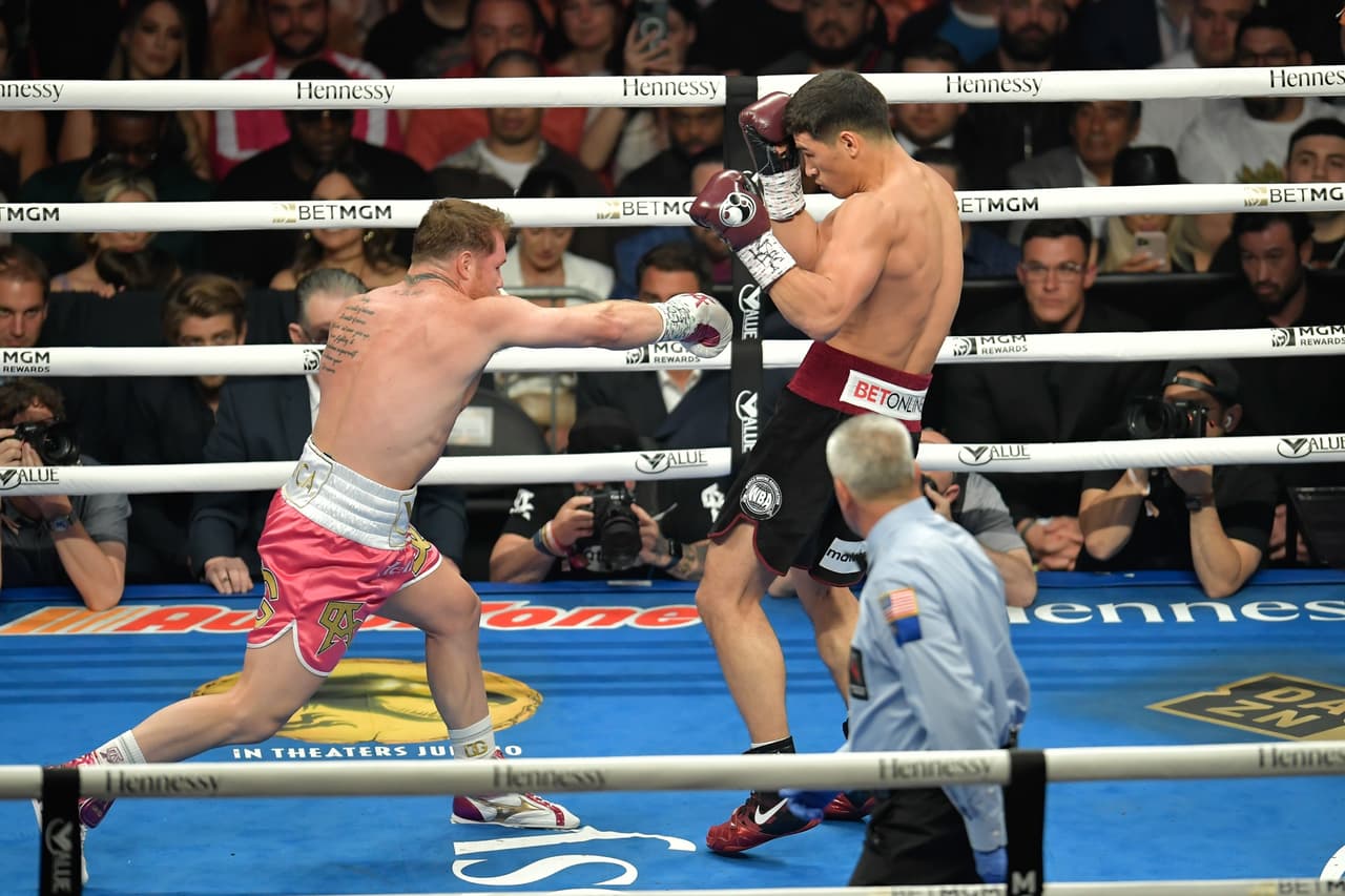 Dmitry Bivol hizo una gran pelea y dejó sin argumentos al Canelo que se apuntó su segunda derrota como profesional.