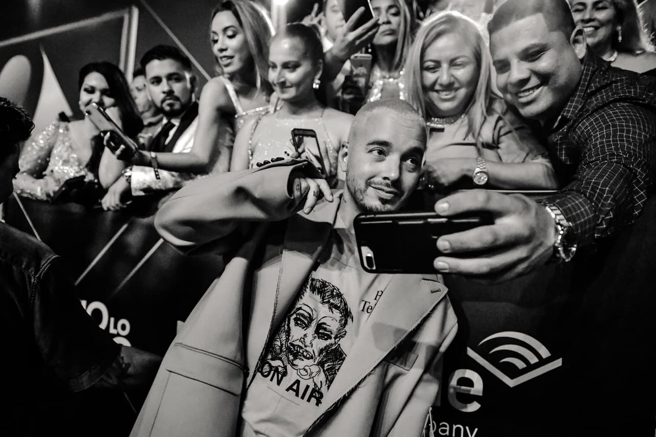 J Balvin fue el rey de la noche y todos querían posar junto a él.