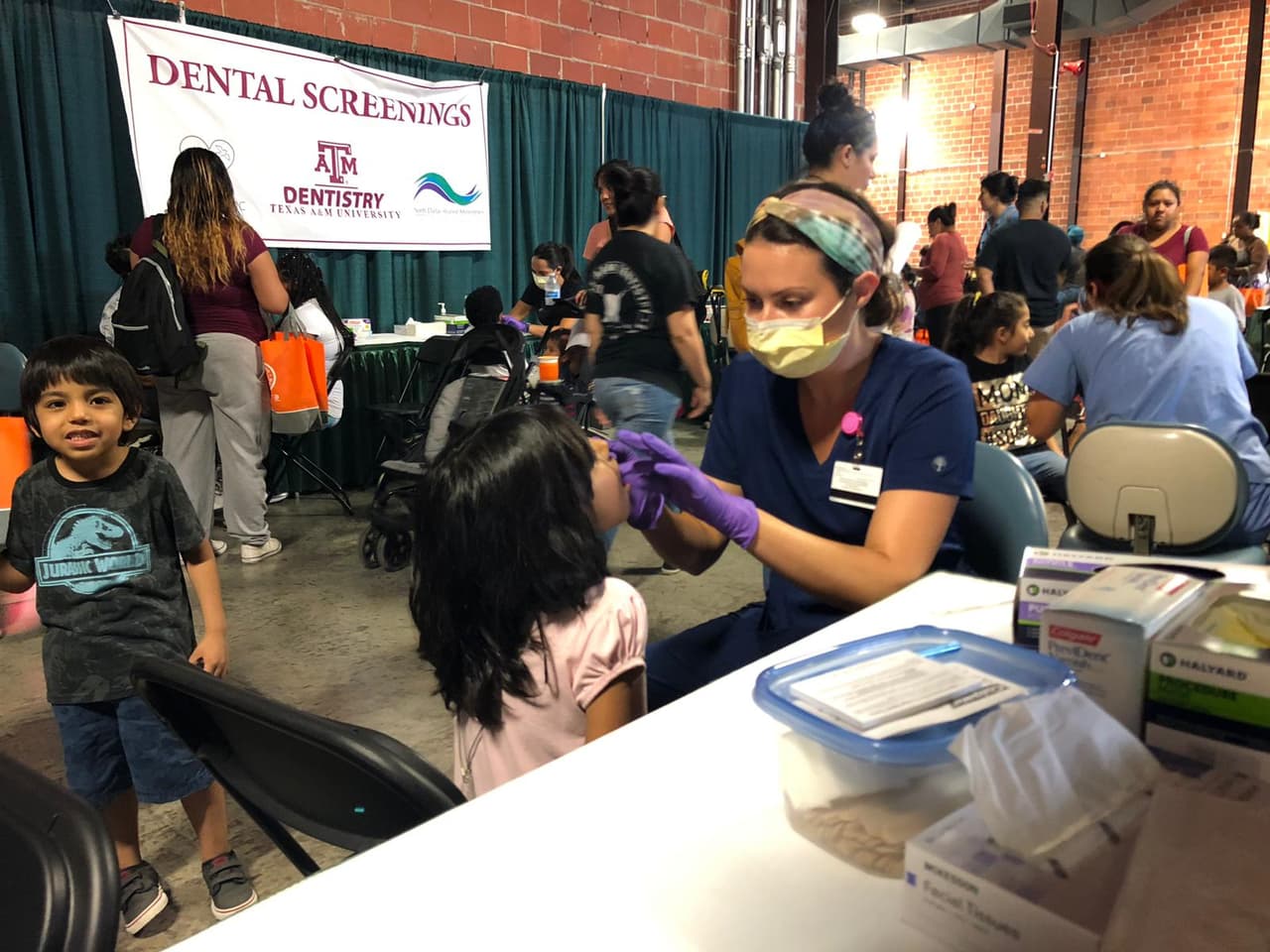 Entre los servicios estaba el chequeo oral de los menores.