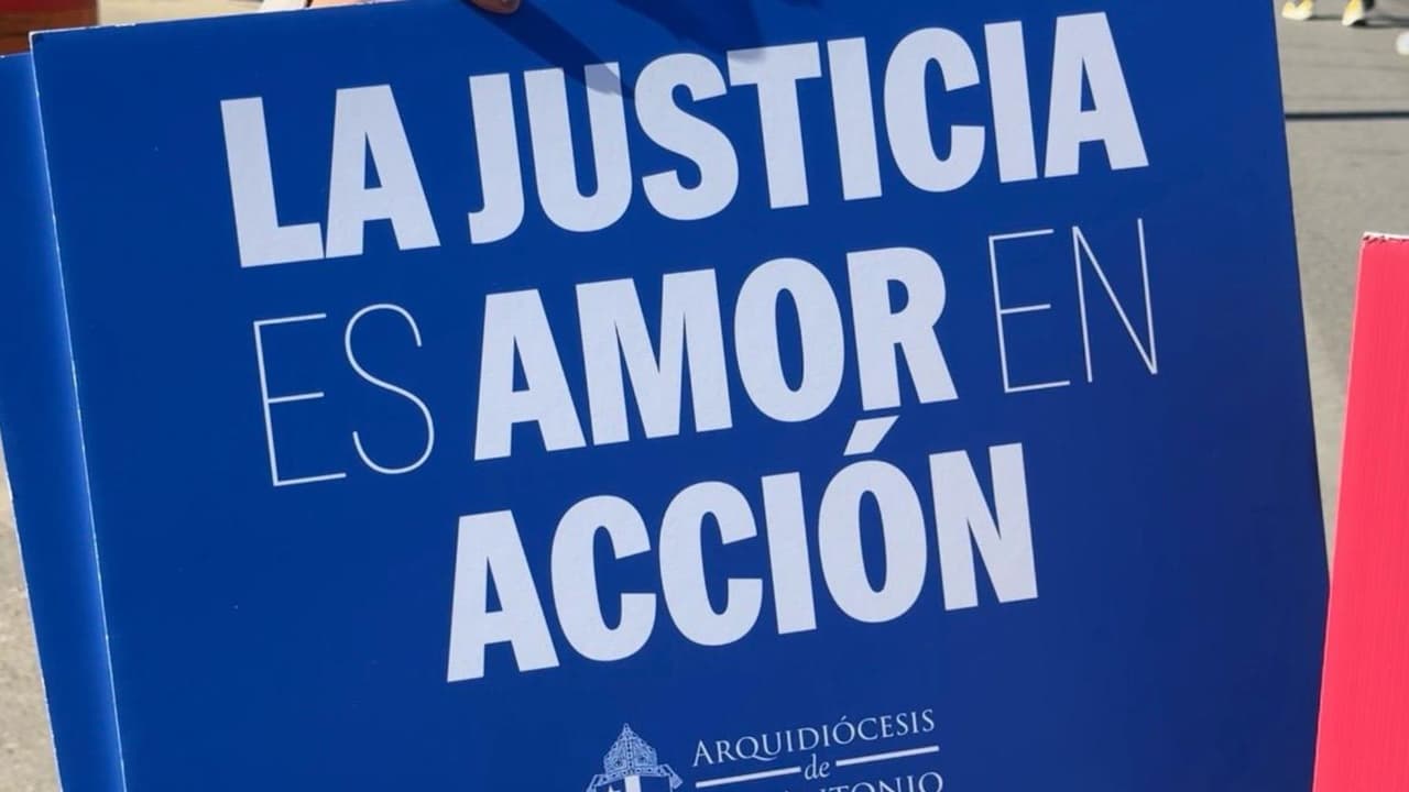 La marcha también sirvió como un espacio para reiterar 
<b>llamados a la unidad</b> entre comunidades de 
<b>diferentes orígenes</b>. Manifestantes destacaron que la 
<b>lucha por la justicia social</b> no distingue 
<b>raza, idioma ni estatus migratorio</b>, y que el objetivo común es una 
<b>sociedad más equitativa</b> para todos.