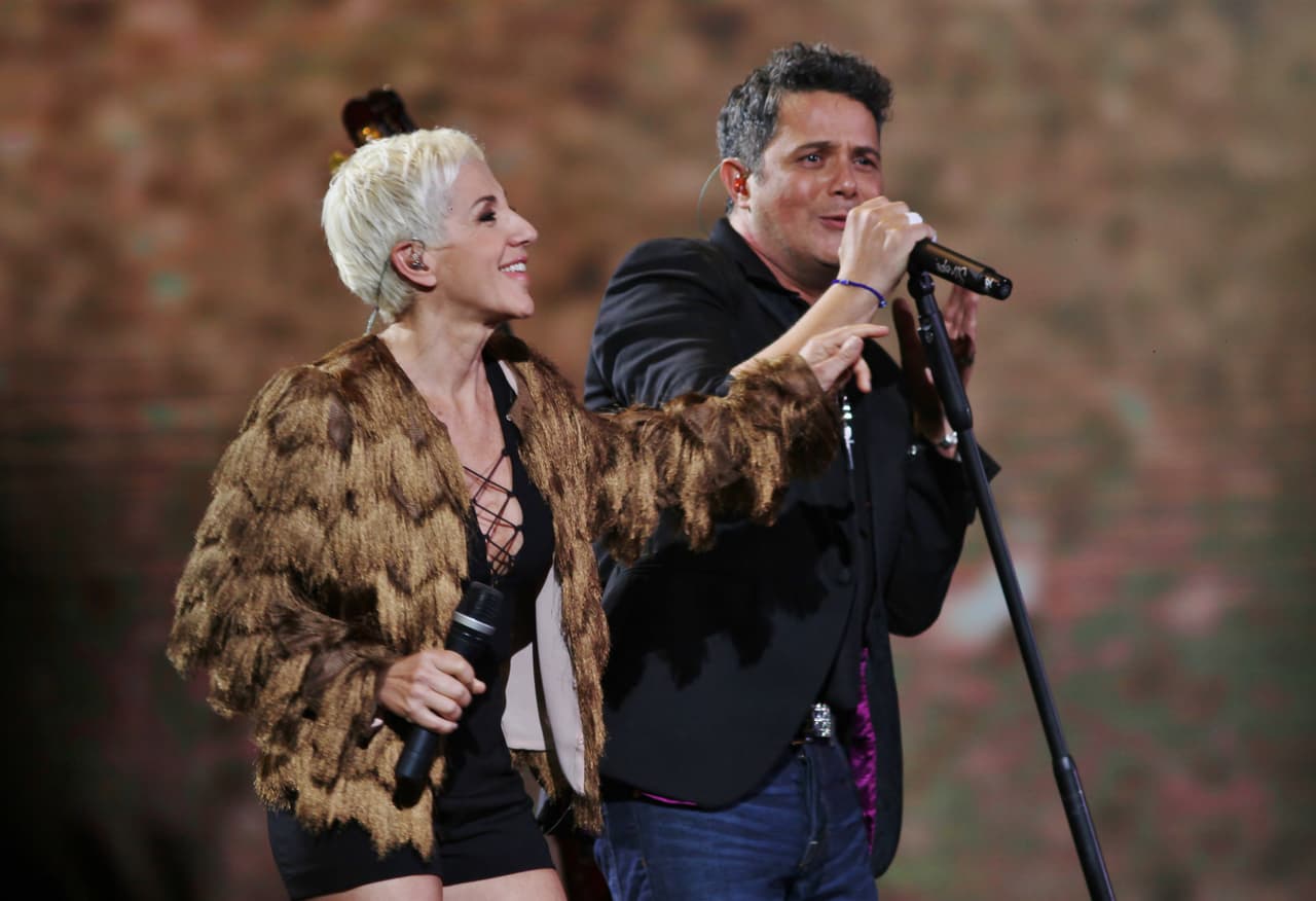 El cantante se lució en su presentación en la que se acompañó de la bella Ana Torroja.