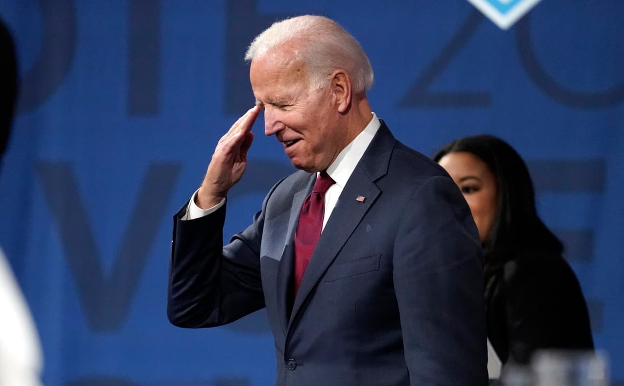 Exvicepresidente 
<b><a href="https://www.univision.com/temas/joe-biden">Joe Biden</a></b>. 
<b>LA FRASE:</b> "Me parece que tenemos que hacernos tres preguntas, directamente y con honestidad: ¿Quién tiene la mejor oportunidad, la más probable de derrotar a Donald Trump? Número dos, quién puede ayudar a elegir a los demócratas para el Senado en estados como Carolina del Norte y Georgia y Arizona y otros estados. Y tercero, quién puede cumplir con la legislación. Eso requiere que miren nuestros registros. Tengo un historial significativo de conseguir que se hagan cosas significativas". 
<b>EL REGALO:</b> "La razón por la que les daría a todos aquí un regalo es porque quieren hacer algo como yo, haciendo sus vidas mejores porque hay mucha gente que está sufriendo mucho, mucho".