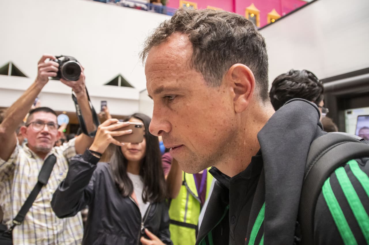 Una gran cantidad de reporteros y camarógrafos, así como de aficionados, estuvieron presentes en el Aeropuerto Internacional de la Ciudad de México donde este lunes arribaron varios miembros del Tri, además del Gerardo 'Tata' Martino y algunos directivos, luego de la consecución del título de la Copa Oro 2019 al vencer 1-0 a Estados Unidos en la Gran Final el domingo en Chicago.