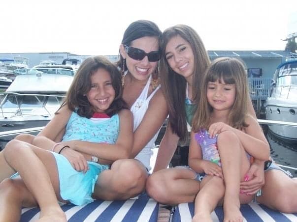 Otra de nuestras conductoras está aquí junto a sus tres hermanas. En la imagen la vemos con lentes y atuendo de playa.