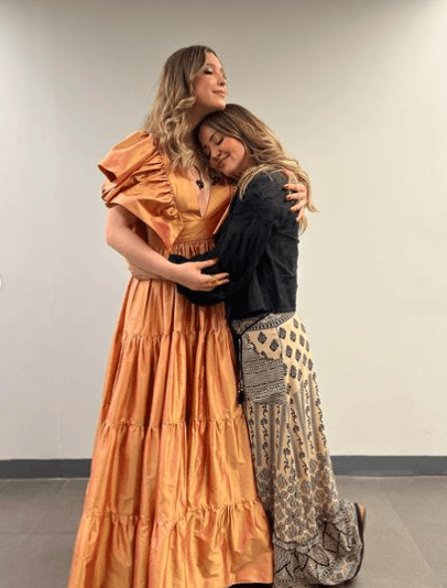 De hecho, tiene este diseño en dos colores: rojo y naranja. Ambos los ha llevado en el escenario.