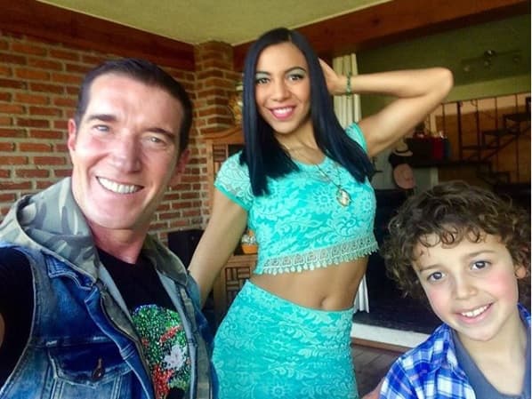 "Con familiares, pero muy pocos, de hecho, no hubo fiesta, nos fuimos a comer y luego 
<b>a un antro</b> a bailar y a festejar. Después tuvimos una pequeña luna de miel en Punta del Este, que está como a dos horas de Montevideo, fueron días muy bonitos", confesó.