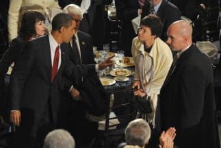 El presidente de Estados Unidos, Barack Obama, habla con su principal asesora, Valerie Jarrett, durante un evento en Washington DC.