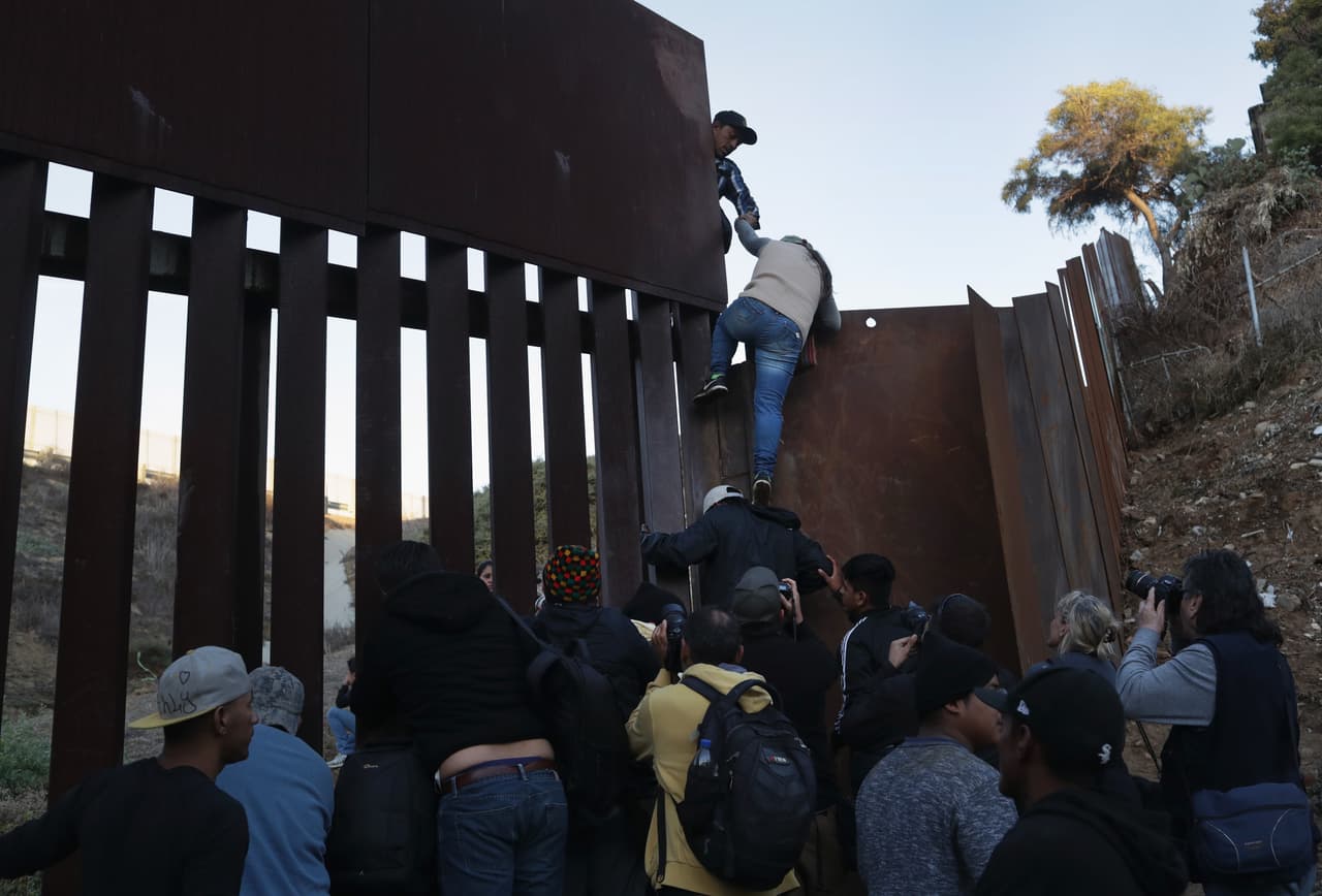 El presidente Donald Trump redactó una orden para impedir que los inmigrantes que ingresen ilegalmente pudieran hacer los trámites para recibir asilo. Sin embargo, un
<a href="https://www.univision.com/noticias/inmigracion/juez-bloquea-la-orden-ejecutiva-de-trump-que-niega-el-asilo-a-los-migrantes-que-llegan-a-la-frontera"> juez federal de San Francisco, California, la bloqueó.</a>
