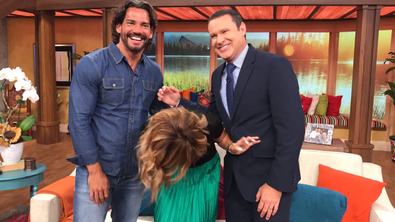 Al final Karlita no pudo más, un ataque de risa ante las cámaras.