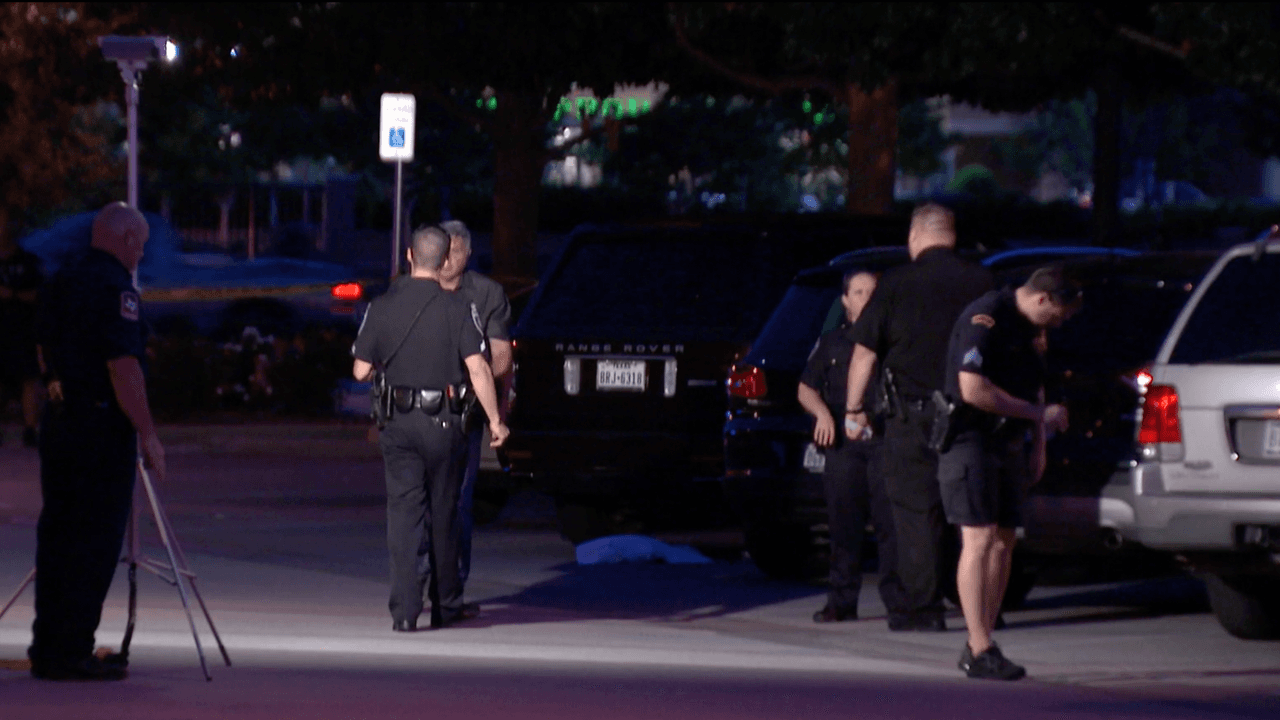 Cuando llegó la SUV, un atacante salió y caminó hacia el vehículo. Esa persona le disparó varias veces al abogado a través de la ventana, dijo la fiscalía.
<br>
<br>Guerrero Chapa estaba junto a su esposa. Él falleció en la escena.