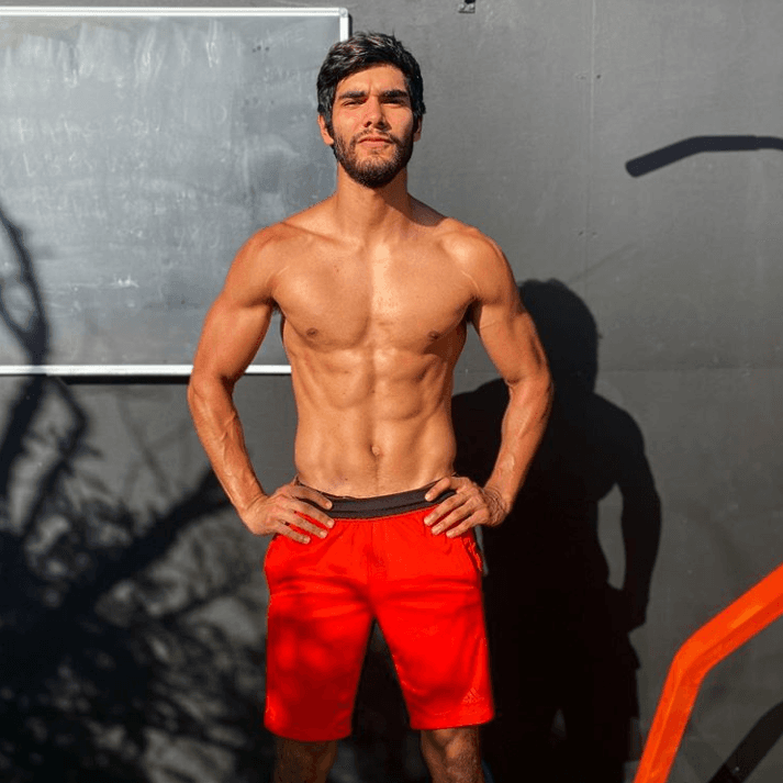 Él no es parte del medio artístico, sin embargo, tiene muchos seguidores porque comparte sus rutinas de ejercicio en Instagram.