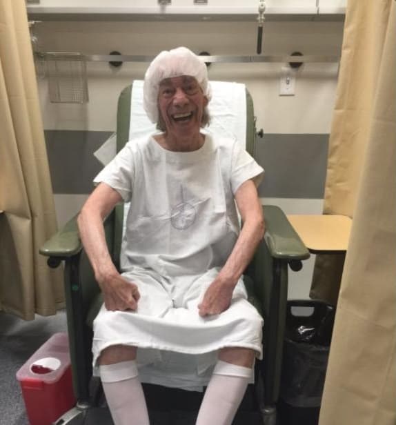 El tumor fue extirpado y se sometió a un injerto de piel. Lamentablemente, por una complicación en los pulmones ha permanecido en el hospital.
<br>