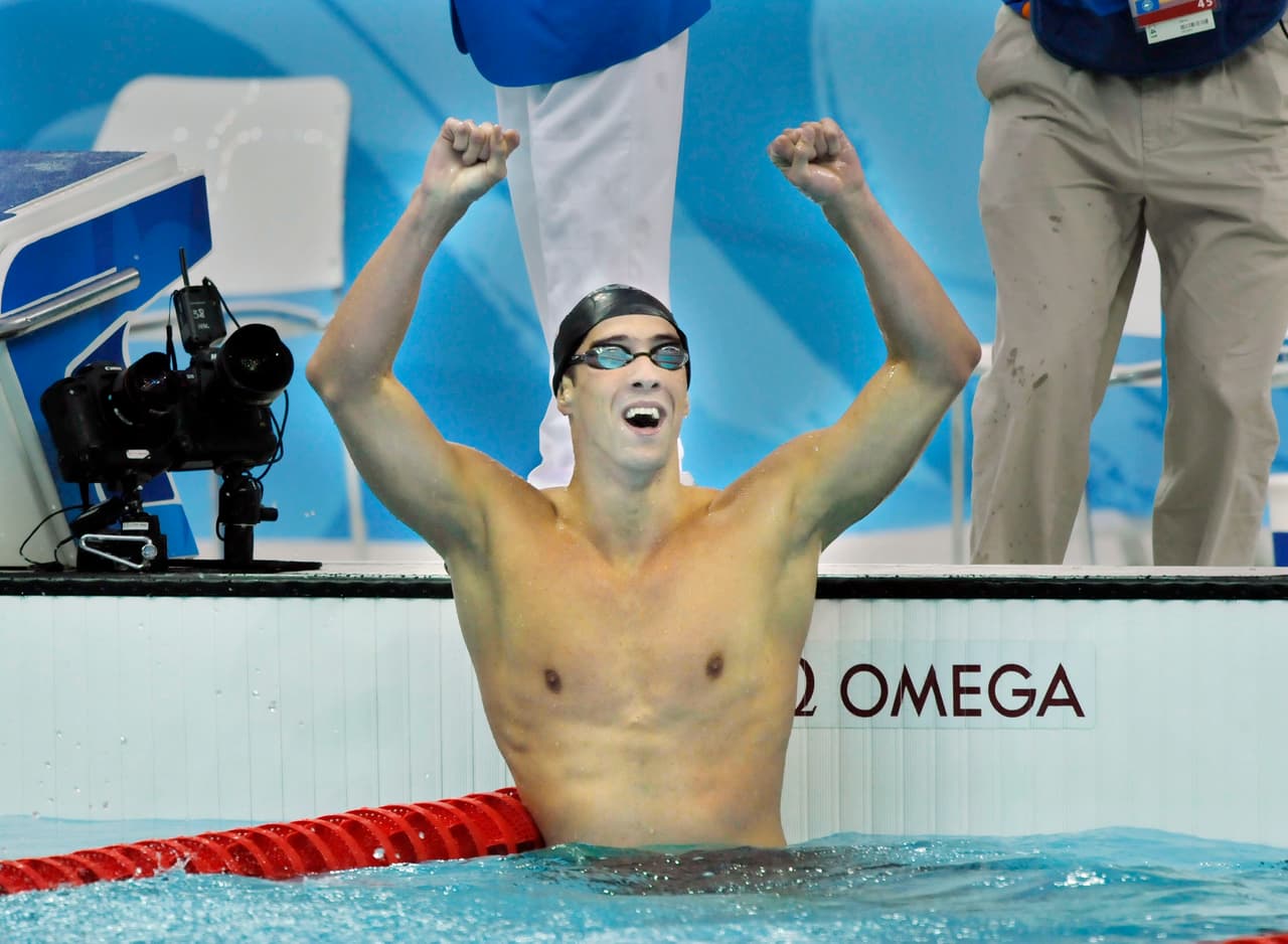 <b>El mayor medallista de la historia:</b>
<br>
<br>El nadador estadounidense Michael Phelps ha ganado en total 28 medallas olímpicas, 23 de ellas de oro.
<a href="https://olympics.com/en/athletes/michael-phelps-ii"><u>Es el atleta más condecorado en la historia de estos Juegos</u></a>.
<br>
<br>Debutó en Sydney 2000 pero comenzó a convertirse en una leyenda en Atenas 2004, donde ganó ocho medallas: seis de ellas de oro. Luego, en Pekín 2008 ganó otras ocho, todas de oro (en la fotografía). Cuatro años más tarde, en Londres 2012, ganó seis medallas más, cuatro de oro. Finalmente, en Río 2016 se llevó seis medallas más, cinco de oro.