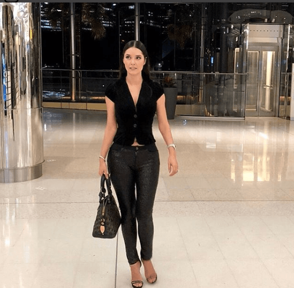 Si quieres apostar por un look estilizado y elegante el 'total black' será tu mejor opción, tal como lo hace Marlene Favela.