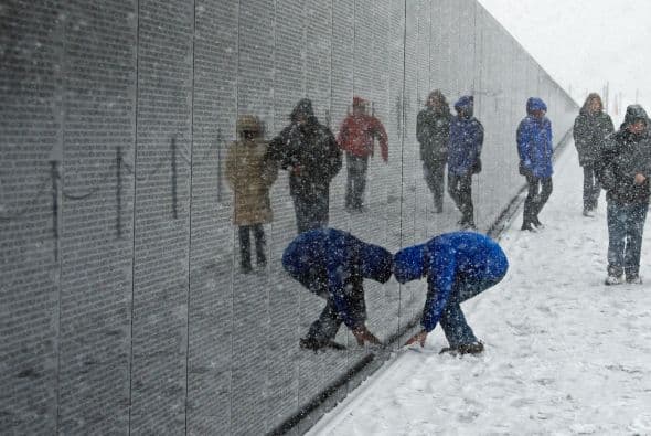 La gente tampoco dejó de visitar otros monumentos, como el dedicado a la guerra de Vietnam en Washington, DC.
