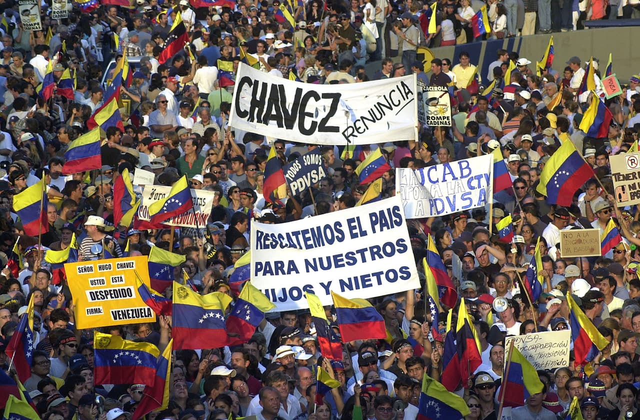 <h2 class="cms-H2-H2">Golpe de Estado de 2002</h2>
<br>
<br>Durante una transmisión de su programa “Aló, presidente”, el 7 de abril de 2002, tras un paro iniciado por la alta gerencia de la estatal Petróleos de Venezuela, Chávez despidió a siete de sus líderes. 
<br>
<br>Mientras anunciaba sus nombres, el mandatario sonaba un silbato, como un árbitro de fútbol. Chávez fue derrocado durante 48 horas cuatro días después, tras una manifestación que llegó a la residencia presidencial. La madrugada del 14 de abril volvió al poder. 
<br>