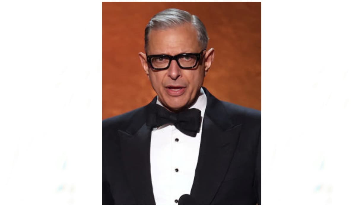 Protagonizó 'Independence Day' en 1996 y en el 2014 recibió elogios por su trabajo en 'The Grand Budapest Hotel'. Fue el Gran Maestro en 'Thor: Ragnarok' y retomó su papel en la franquicia de los dinosaurios en 'Jurassic World: Fallen Kingdom'.