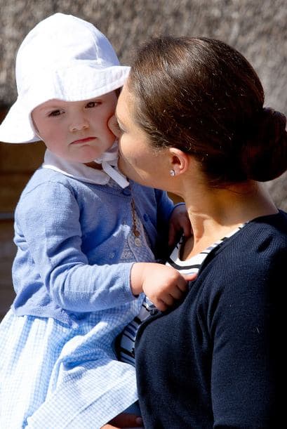 La niña, vestida con una rebeca azul y un sombrero que la protegía del sol, disfrutó representando a su familia.