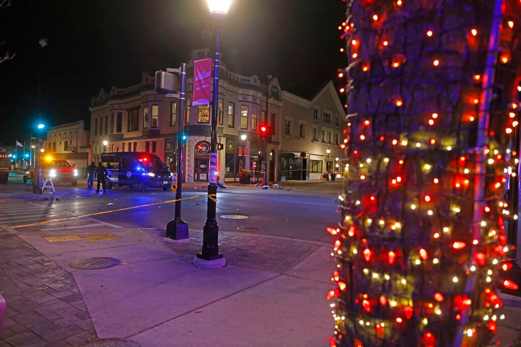En un video una mujer grita “¡Oh, Dios mío!” una y otra vez después de que la camioneta arrolla a un grupo de chicas que llevaban gorros de Santa Claus y pompones blancos. En otro video se ve al vehículo embistiendo a los integrantes de una banda, cuya música fue reemplazada por gritos de terror.
<br>