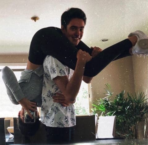 "Ahorita ellos pusieron una pausa, muy inteligentemente, o sea, se hablan todos los días, se sigue mandando besos y todo; pero por la distancia decidieron eso para que cuando regresen estén contentos y no haya ningún problema", dijo Mayrín Villanueva en entrevista programa 'Sale el sol'.