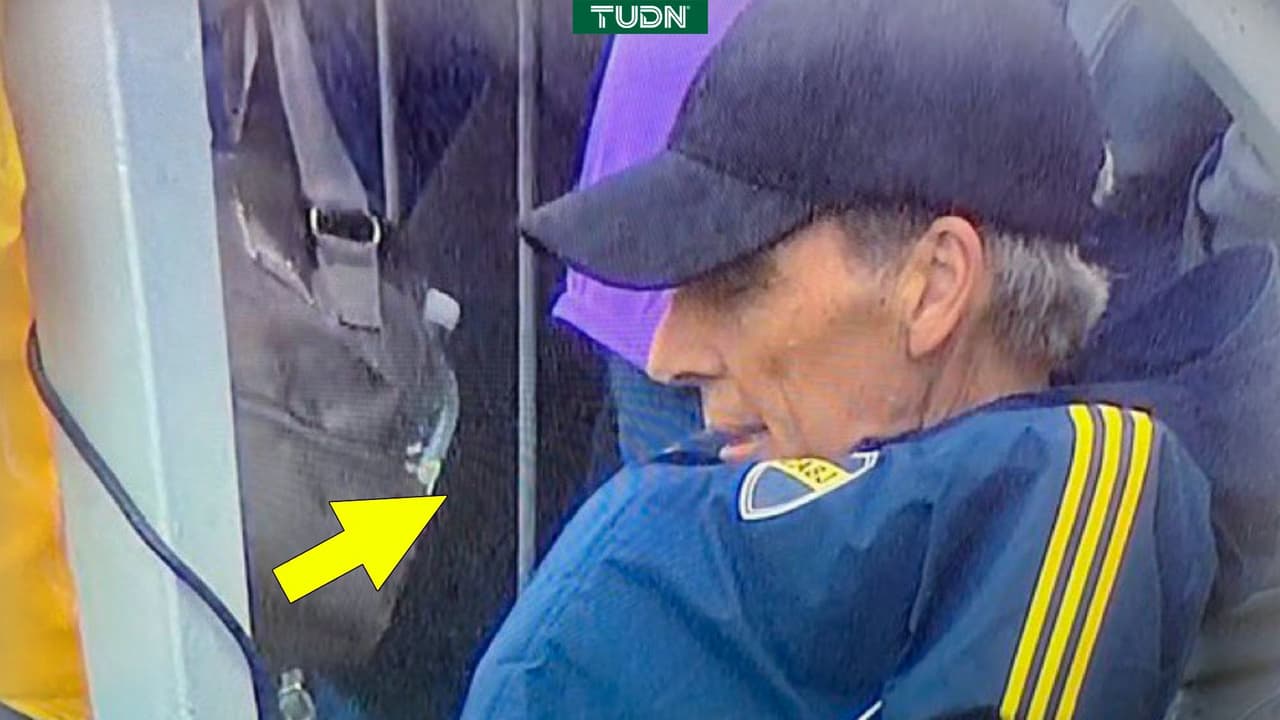 ¿Siesta en el banquillo? Así captan al DT de Boca en pleno partido