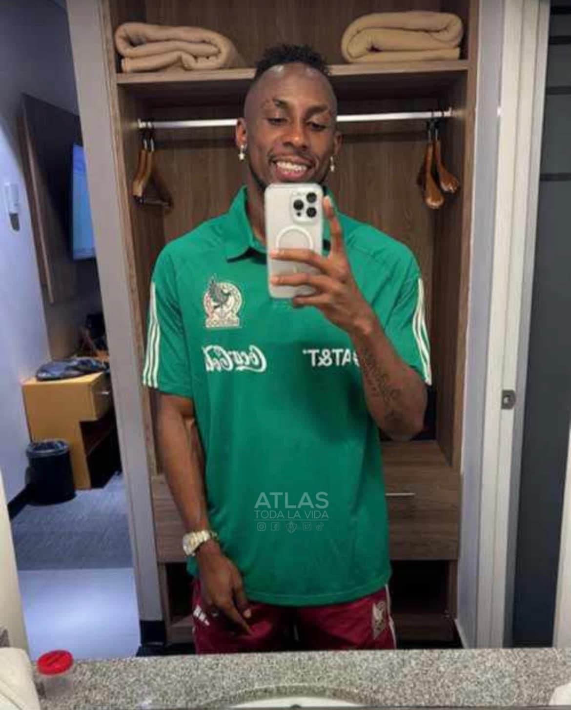 Filtran primera foto de Julián Quiñones con la playera de la Selección Mexicana