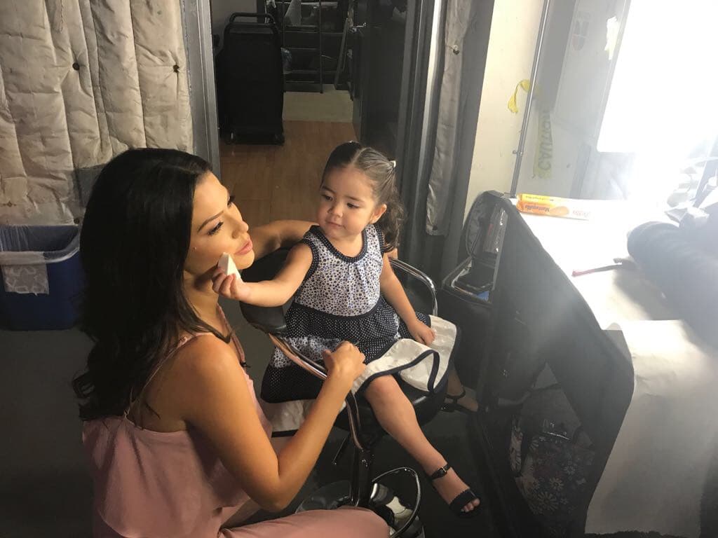 Ella aprovechó para maquillar a su mamá, para que luciera más bonita ante las cámaras.