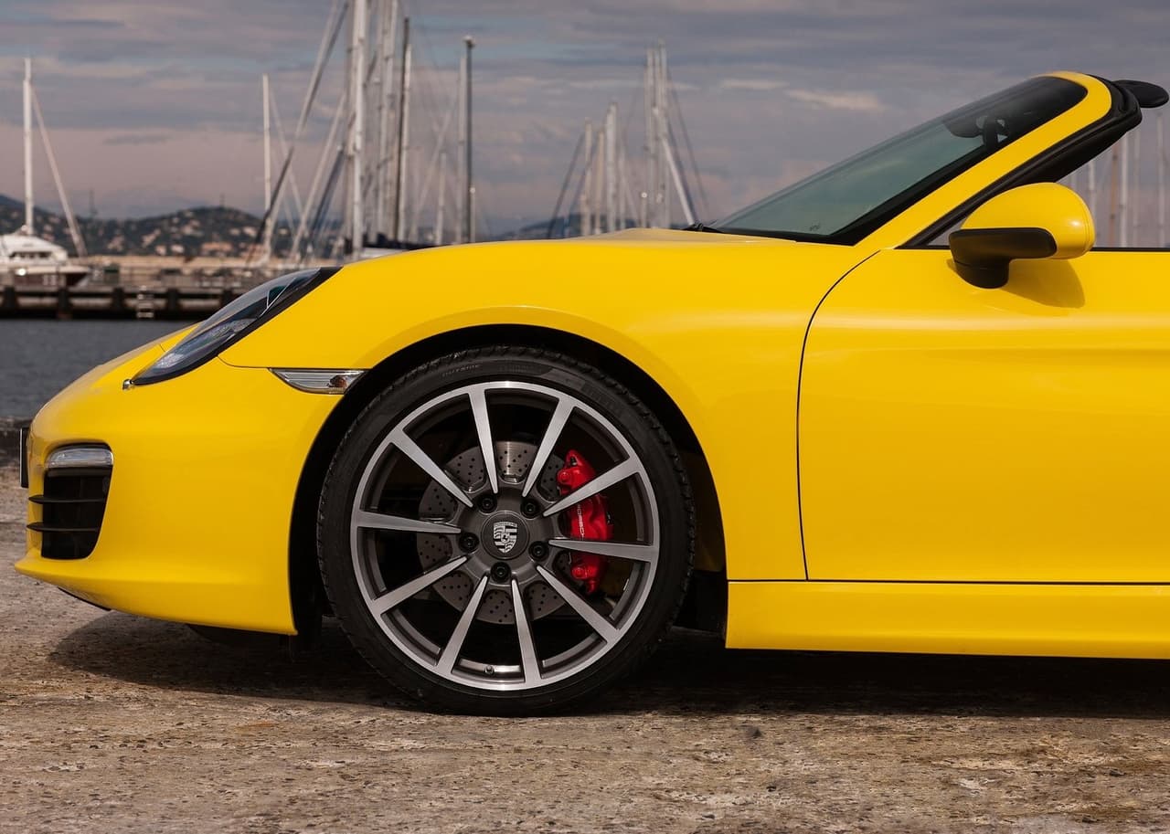 En cuanto a rendimiento, el Porsche Boxster es capaz de 
<b>acelerar de 0 a 62 mph (100 km/h) en 5.8 segundos</b> y de alcanzar una 
<b>velocidad máxima de 164 mph (264 km/h)</b>.