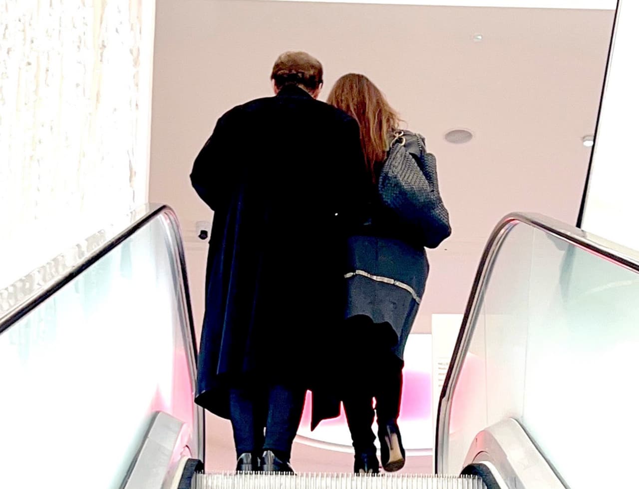 Además, de que desde hace unos meses se ha dejado ver como nunca,
<b> <a href="https://www.univision.com/famosos/luis-miguel-paloma-cuevas-romance-padre-victoriano-valencia">plenamente enamorado de su novia</a> y comadre, Paloma Cuevas.</b>
<br>