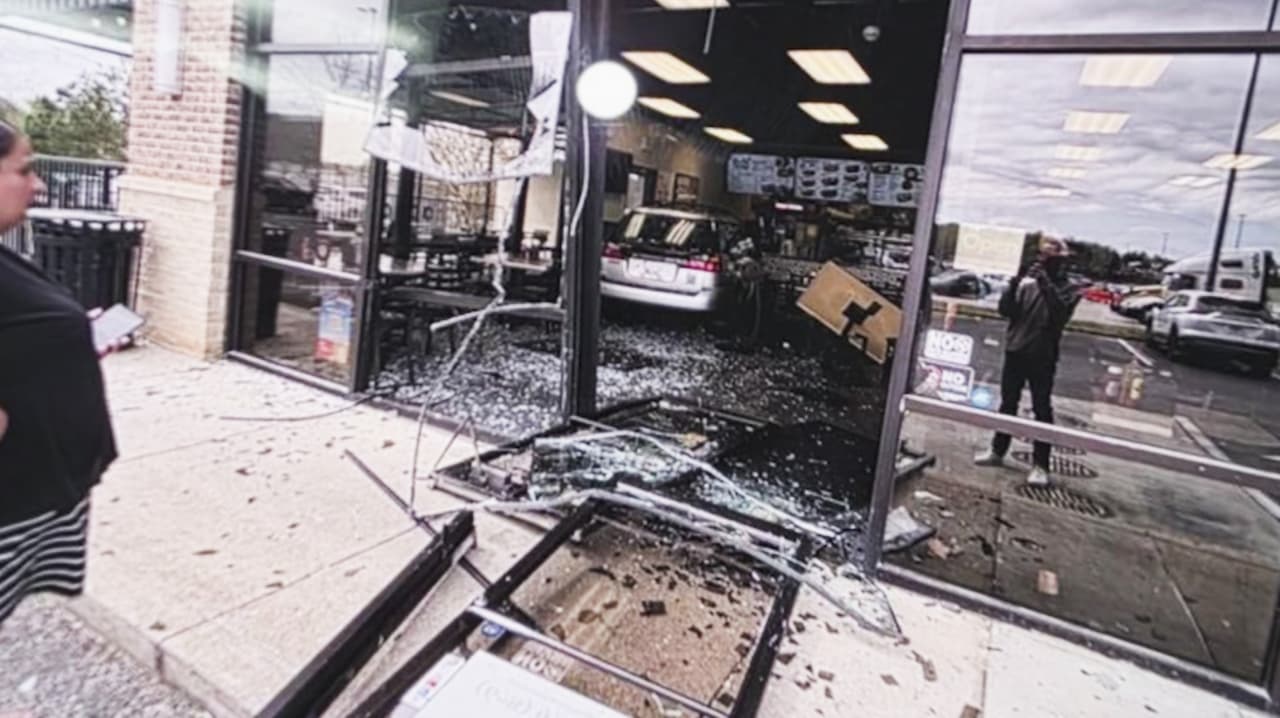 Auto se estrella contra local de comida mexicana Taco Madre en Oakwood