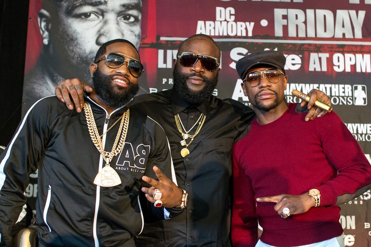 El rapero Rick Rosses uno de los amigos de Mayweather y que lo ha acompañado como promotor de eventos, no está en la lista de famosos de TMZ.