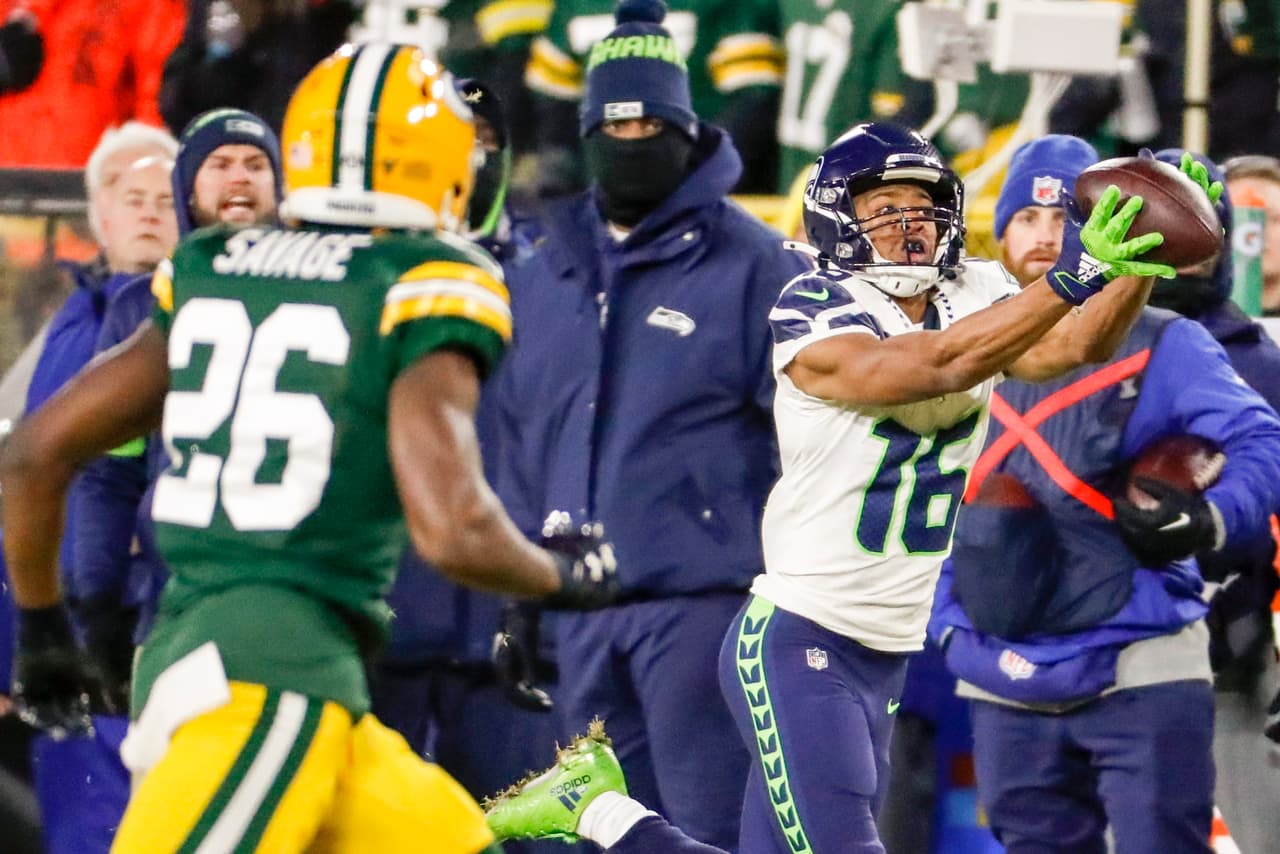 <b>Tyler Lockett, un hombre seguro</b>
<br>- El dorsal 16 de los Seahawks se ha convertido en uno de los receptores favoritos y constantes de Wilson.
<br>- Sus números son 79 partidos jugados, 276 recepciones y 3 mil 838 yardas recibidas, además, acumula 27 touchdowns.