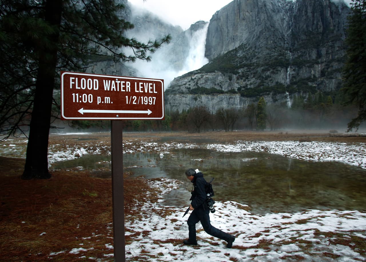 Las autoridades del parque nacional Yosemite ordenaron su cierre por el temor de que el río Merced se desbordara como ya ocurrió en 1997. En esta ocasión, la situación no llegó a ser tan grave, pero el agua sí anegó el parque.