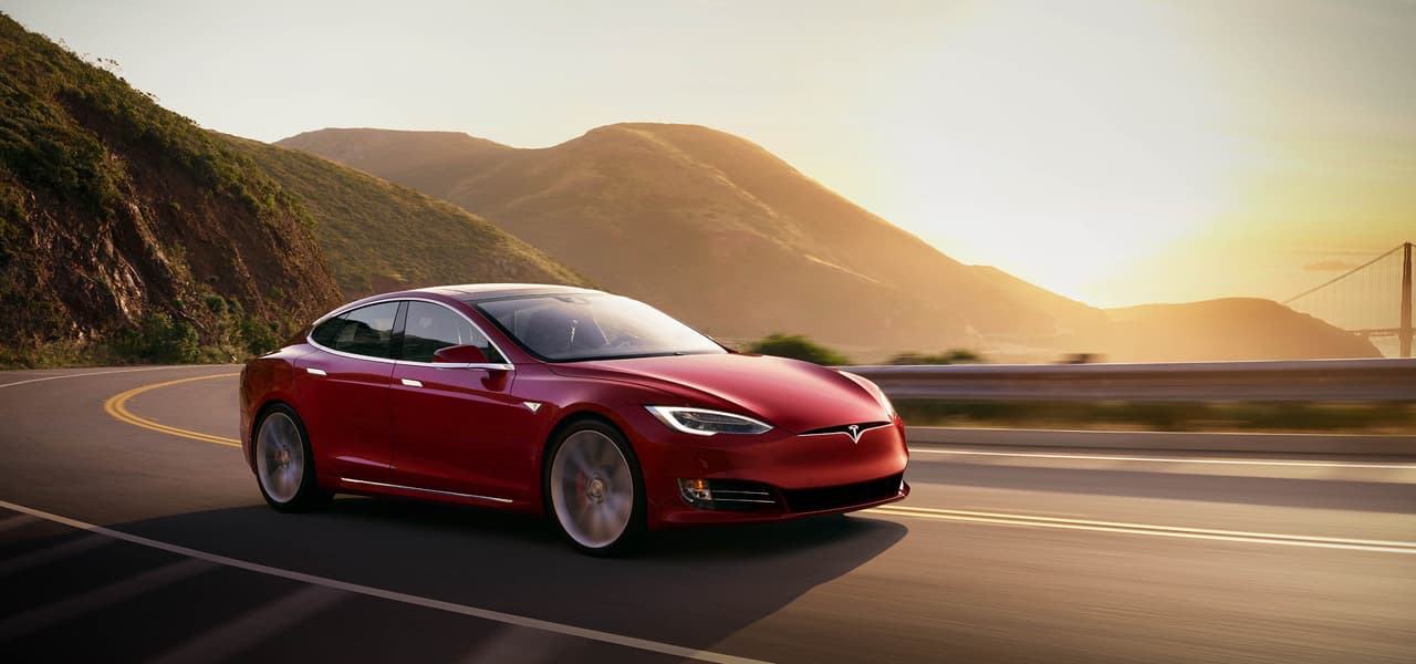 <b>Tesla Model S</b>
<br> La marca de autos eléctricos ha ganado muchos seguidores poco a poco. Su diseño, prestaciones, pero sobre todo el ser un auto eléctrico con cero emisiones al medio ambiente, ha ganado el corazón de muchos. 
<br> Está disponible en tres versiones:
<b> P100D, 110D y 75D, </b>siendo la primera de ellas la más veloz, con un precio inicial de 70,000 dólares. Es uno de los autos más rápidos del mercado con una aceleración de 0 a 60 mph en 2.5 segundos.
<br> Cientes: Brad Pitt, Kanye West, Lupillo Rivera