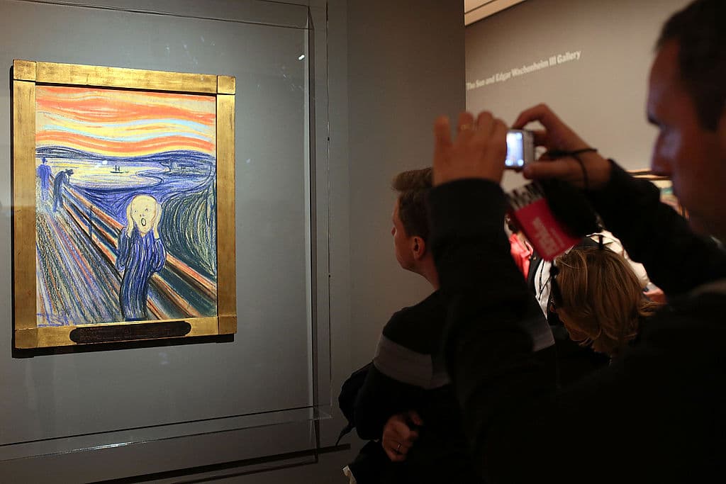Sin embargo, hace algunos años el Museo Nacional de Noruega en Oslo decidió investigar el origen de la inscripción. Según cuenta la institución en un 
<a href="https://www.nasjonalmuseet.no/en/stories/explore-the-collection/munch-malet-av-gal-mann-engelsk/" target="_blank">comunicado</a>, ha sido la investigadora Mai Britt Guleng, curadora del Museo Nacional, quien 
<b>ha trabajado extensamente en la obra de Munch para descifrar las enigmáticas palabras. </b>En la imagen, la versión que se encuentra en Nueva York y la única que pertenece a un particular.
<br>