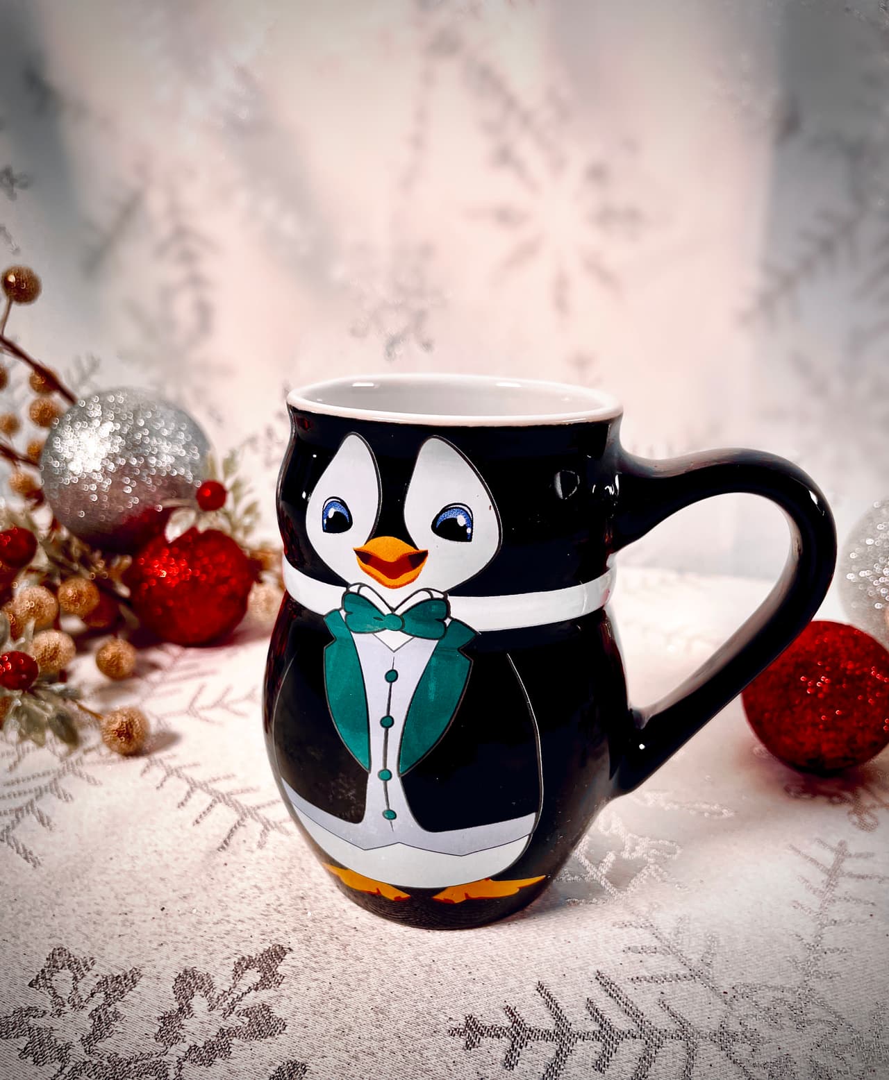 Peppermint the Penguin, la taza anual de bebidas no alcohólicas, está de vuelta con un novedoso aspecto para celebrar el 25 Aniversario del Christkindlmarket. Vestida con un esmoquin con una pajarita y cuello verde esmeralda, Peppermint sostiene una
<br>toalla de bandera y está listo para la fiesta.