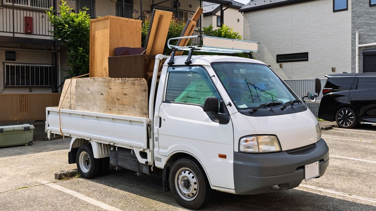 <h3 class="cms-H3-H3">¿Y si no cumplo? </h3>
<br>
<br>Este beneficio 
<b>aplica solo si viviste seis meses o más fuera de México</b>.
<br>Si no puedes comprobarlo, o si llevas bienes nuevos o fuera del inventario, 
<b>tendrás que pagar impuestos en la aduana o podrían retener tus pertenencias</b>.
<br>Lo mejor es hacer bien el trámite y llevar solo lo permitido.