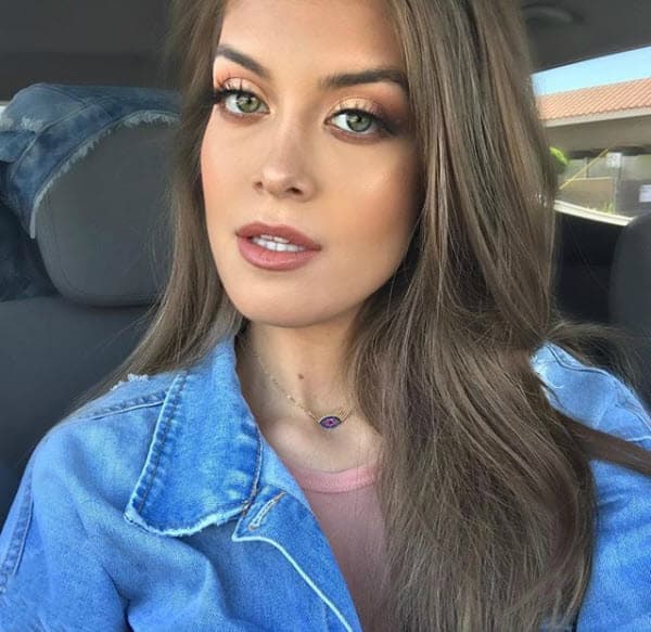 Gabriella Cataño vive en Miami con su mamá, la actriz y presentadora Adriana Cataño, sin embargo, en cuanto tiene oportunidad, viaja a México para pasar unos días con el actor de S.O.S Me Estoy Enamorando.